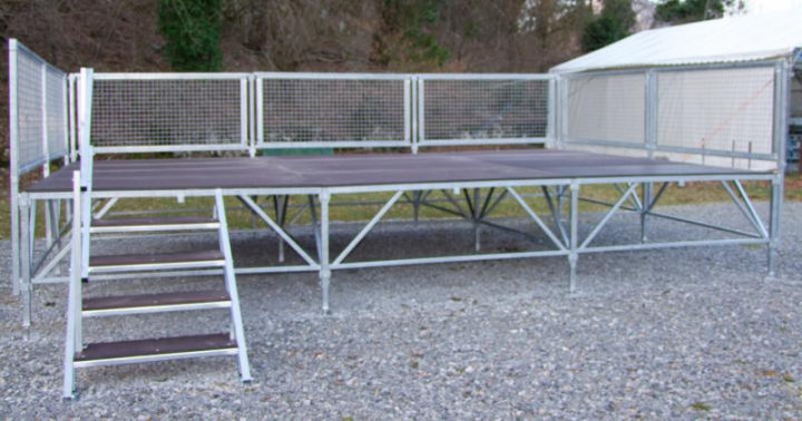 Podium modulable 6x4m avec garde-corps grillagés